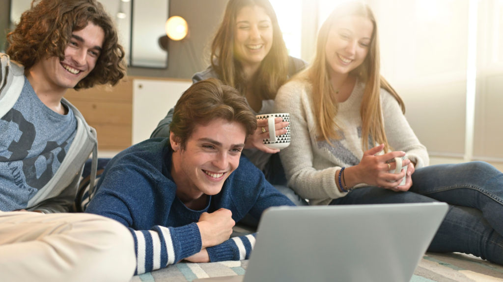 ragazzi in co-living che si divertono